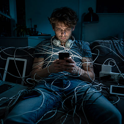 Persona che utilizza uno smartphone